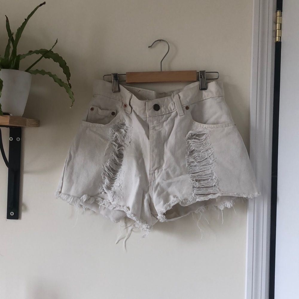 Levi 550 White Distressed Cutoffs